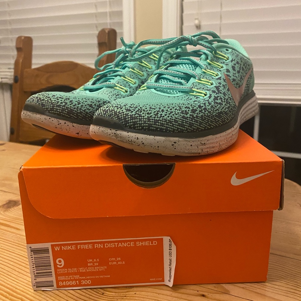 W Nike Free RN Distance Shield Sneakers
